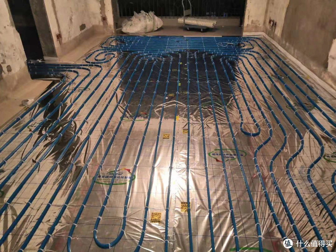 铺设完成的地暖盘管